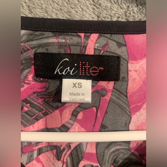 Koi lite women’s scrub top XS pink and black. Like new! Offers welcome!! - Picture 2 of 3